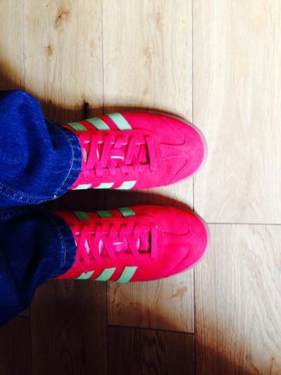 Jeans n trainers just go together.